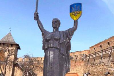 Кияни декомунізували та оживили головний символ оборони України – Батьківщину-Мати (відео)
