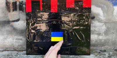 Половину средств — на ВСУ. Украинский художник создал картину Азовсталь из скотча