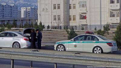 В Туркменистане таксистам и водителям частных автомобилей запрещают сажать женщин на переднее сиденье