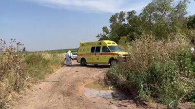 Две смертельных аварии возле Хадеры: тракторист врезался в улей, женщину сбил грузовик