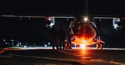 ФОТО: Ночью на Лиепайском шоссе приземлился военный самолет НАТО