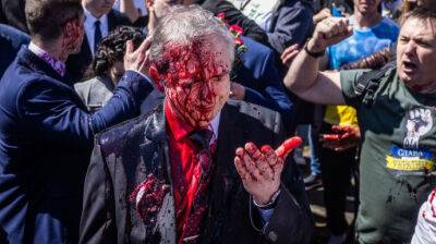 РФ вызвала посла Польши после инцидента с облитым "кровью" послом России