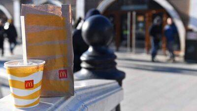 Эксперт предрекла падение выручки McDonald's при работе под другим брендом в РФ