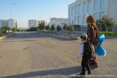 Перед каникулами в школах Туркменистана собирают деньги на ремонт и аттестаты с хорошими оценками