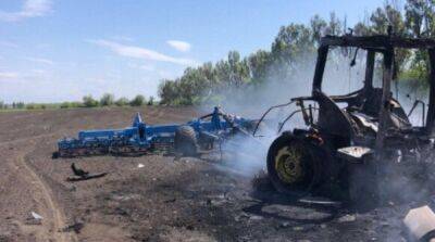 На Харьковщине вражеская ракета попала в трактор, который работал в поле