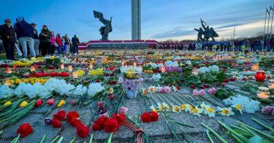 Работники Rīgas meži получают угрозы после уборки цветов у памятника в Пардаугаве