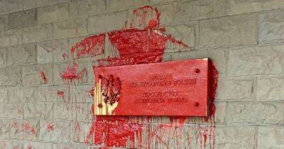 В Москве неизвестные облили красной краской посольство Польши (фото, видео)