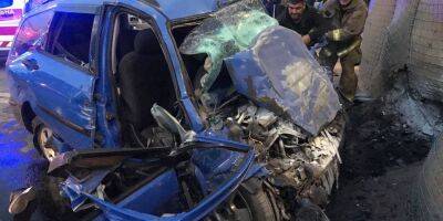 В Киеве на Троещине автомобиль врезался в блокпост: два человека погибли