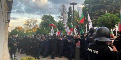 В Болгарии пророссийские демонстранты устроили столкновения с полицией из-за флага Украины