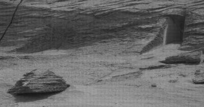 "Подземный храм": на снимках с Марса нашли объект, похожий на дверной проем в скале (фото)