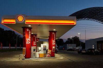Shell покидает РФ: компания продала российской «Лукойл» более 400 АЗС и завод