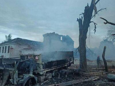В результате удара РФ по Новгород-Северскому сгорела школа, повреждены частные дома и общежитие, три человека погибли