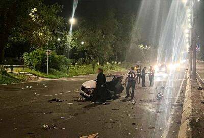 В Ташкенте произошло страшное ДТП. "Спарк" врезался в бетонный столб, авто разорвало на части, два человека погибли