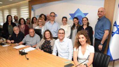Социальным работникам в Израиле повысят зарплату на 20%: подробности