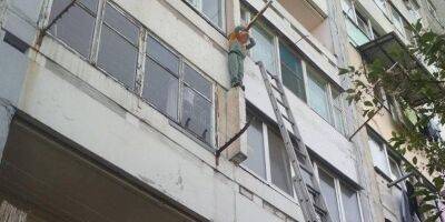 Львовские спасатели снимали с четвертого этажа 11-летнего экстремала, оказавшегося в ловушке между балконами
