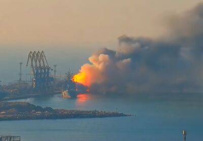 Восстановить не получится: оккупанты потеряли еще один корабль в Черном море - выгорел полностью