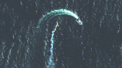 ВСУ атакует российский корабль возле острова Змеиный – вид со спутника
