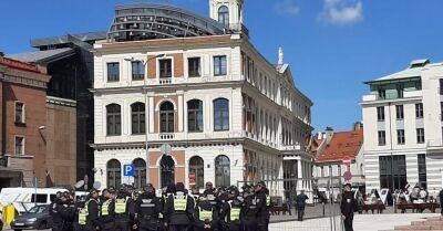 ФОТО: К Ратушной площади Риги стянуты силы полиции
