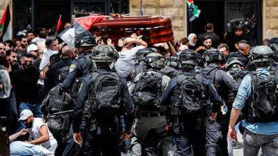В Иерусалиме хоронят журналистку "Аль-Джазиры": арабы устроили беспорядки
