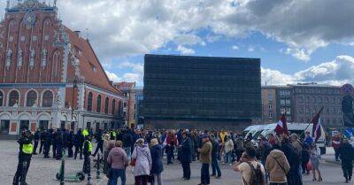 ФОТО, ВИДЕО: Ратушная площадь в Риге перекрыта, в центр стянуты силы полиции