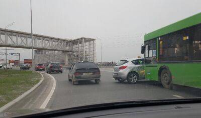 В Тюмени на кругу Мельникайте - Федюнинского автобус протаранил Opel