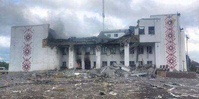Ракетным ударом россияне уничтожили гуманитарный штаб и убили людей в Харьковской области