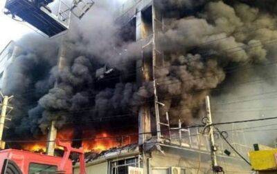В результате пожара в Дели погибли 27 человек