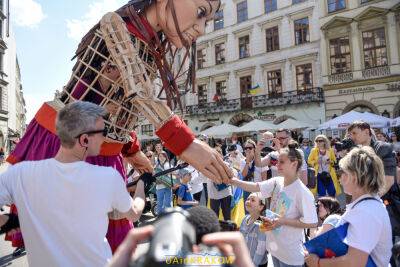 Трехметровая беженка прошлась по Кракову, чтобы поддержать украинцев