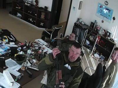 Установлена личность одного из российских военных, попавших на видео с убийством двух мужчин выстрелами в спину