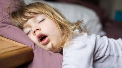 Сколько часов должны спать дети разного возраста и как это влияет на лишний вес