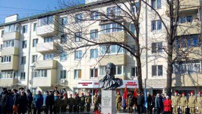 Жительницу Владивостока обвинили в осквернении памятника Зорге