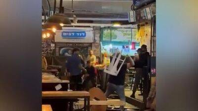 Видео: массовая драка на рынке в Иерусалиме - в ход пошли стулья и газ