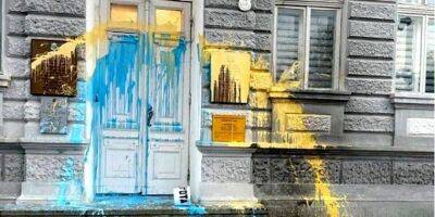 «Бегите, пока можете»: здание оккупационной администрации Евпатории облили желтой и синей краской — фото