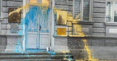 В Евпатории здание городского совета облили сине-желтой краской