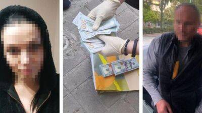 В Киеве задержали мошенников, которые обменивали сувенирные деньги (фото)