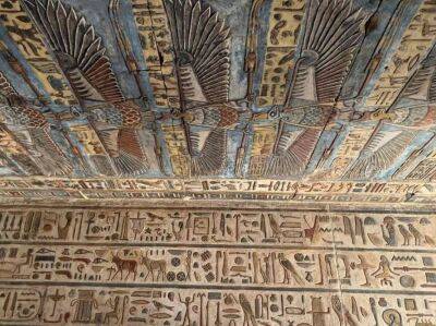 Археологи обнаружили на потолке древнеегипетского храма 46 ярких орлов (Фото)