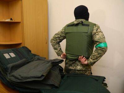 Украинские военные получили очередную партию бронежилетов от компании "Метинвест"