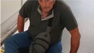 Инвалиду без ноги пришлось выползать из самолета в аэропорту Бен-Гурион