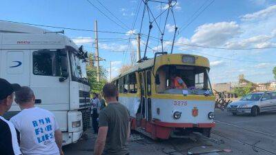 На улице Паустовского фура снесла с рельсов трамвай
