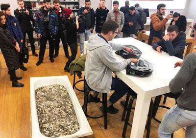 В Москве покупатель расплатился за iPhone мелочью