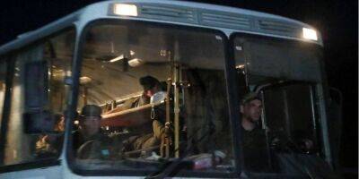 Автобусы с защитниками Мариуполя выехали с Азовстали — Reuters