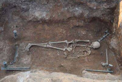В 2000-летней гробнице обнаружен скелет на бронзовом ложе с золотым слитком во рту