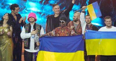 Уже дома: Kalush Orchestra вернулись в Украину и спели "Stefania" с пограничниками (ВИДЕО)