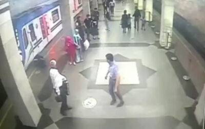 Мужчина упал под поезд в Ташкентском метро. Он торопился попасть в отъезжающий вагон. Видео