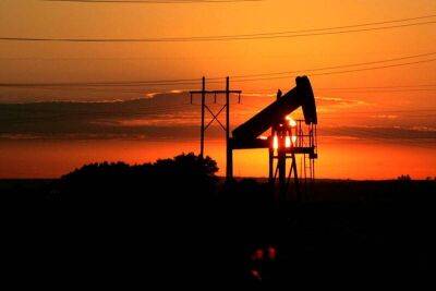 Нефть слабо дешевеет после роста накануне