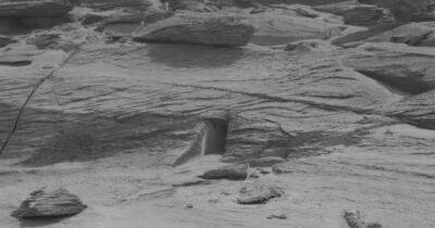 Плохие новости. Найденная на Марсе "дверь" оказалась совсем не входом в подземелье (фото)