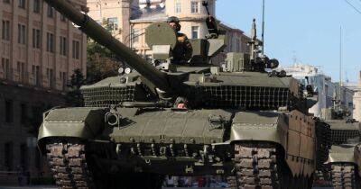 Ничего святого: в новые российские танки на заводе положили иконы и детские рисунки (ВИДЕО)