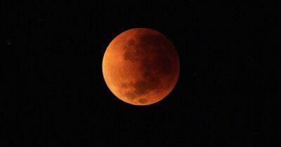 Кровавая Луна. Ученые показали снимки недавнего полного лунного затмения (фото)