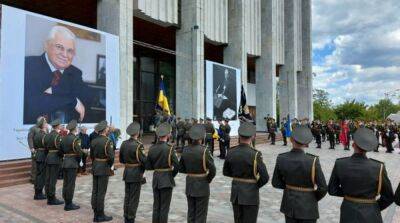 В Киеве попрощались с первым президентом Украины Кравчуком – фото, видео