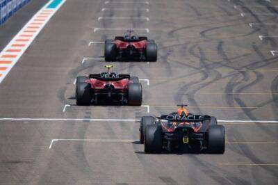 Палмер: Гонщики Ferrari должны действовать более жёстко